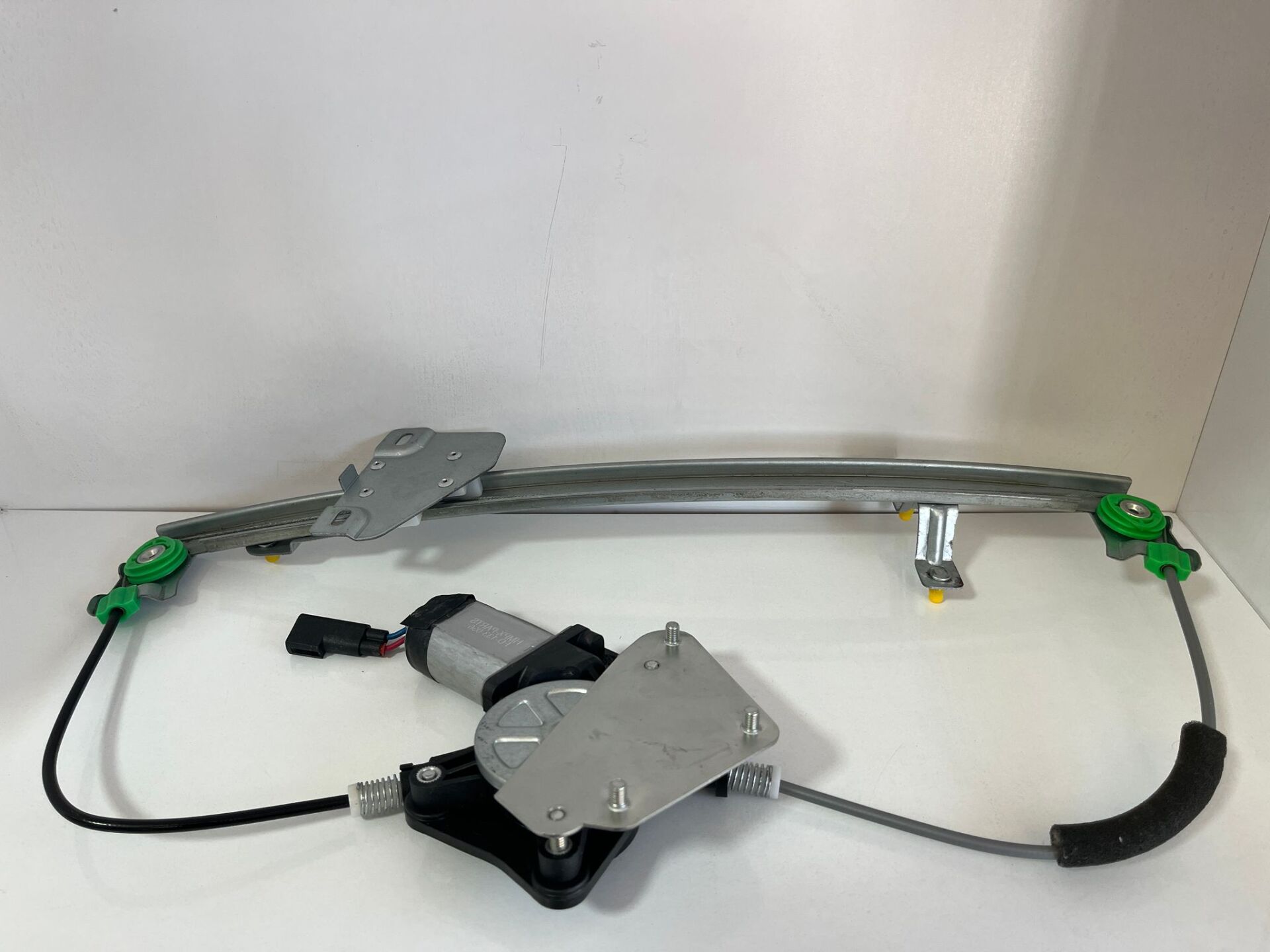 Ford Fiesta Ön Cam Krikosu Komple Motorlu Sağ Yolcu Tarafı 96-02 Arası 96FGA23200BE