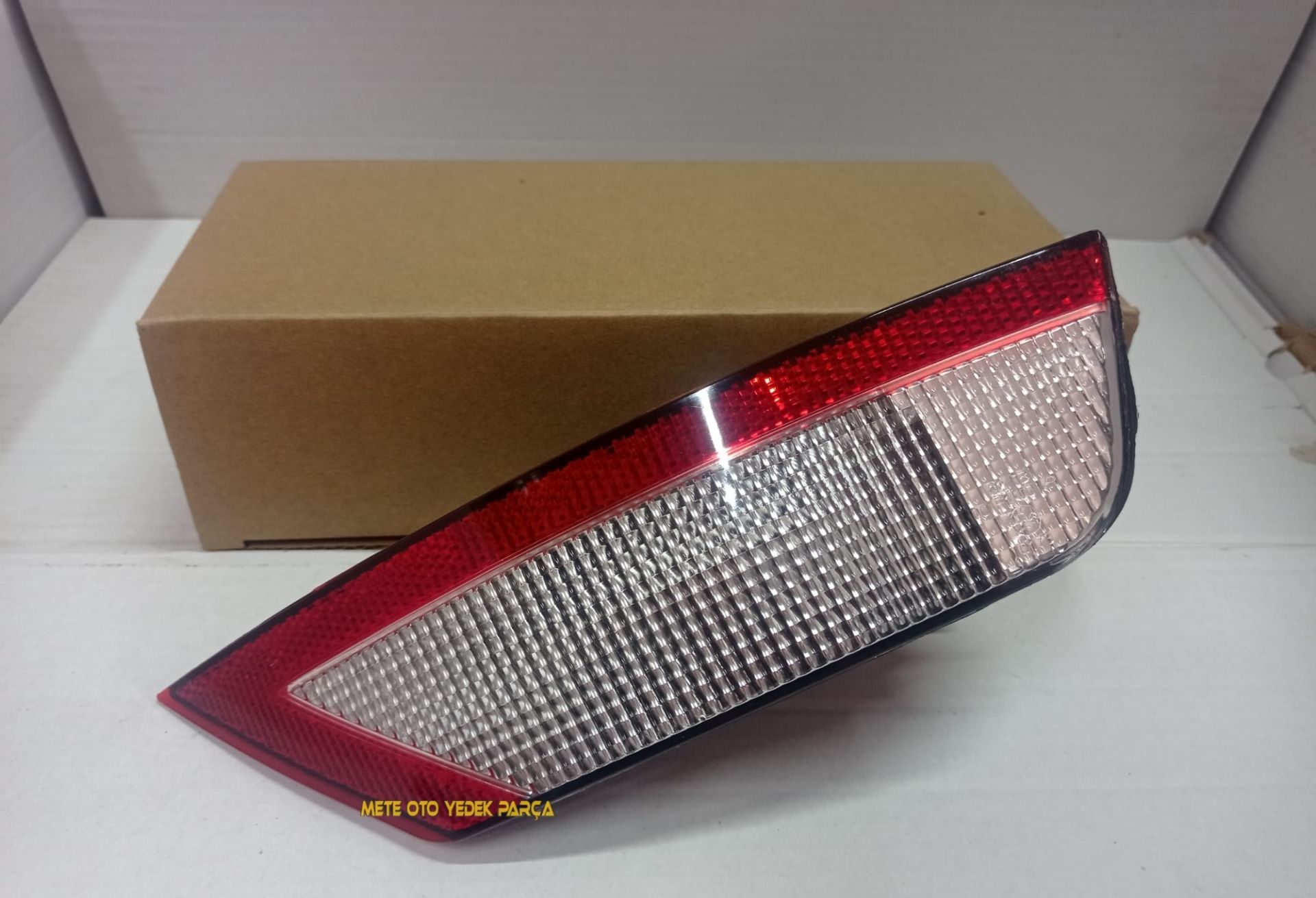 Ford Focus Arka Geri Vites Lambası Sağ Kırmızı Beyaz 2008-2011