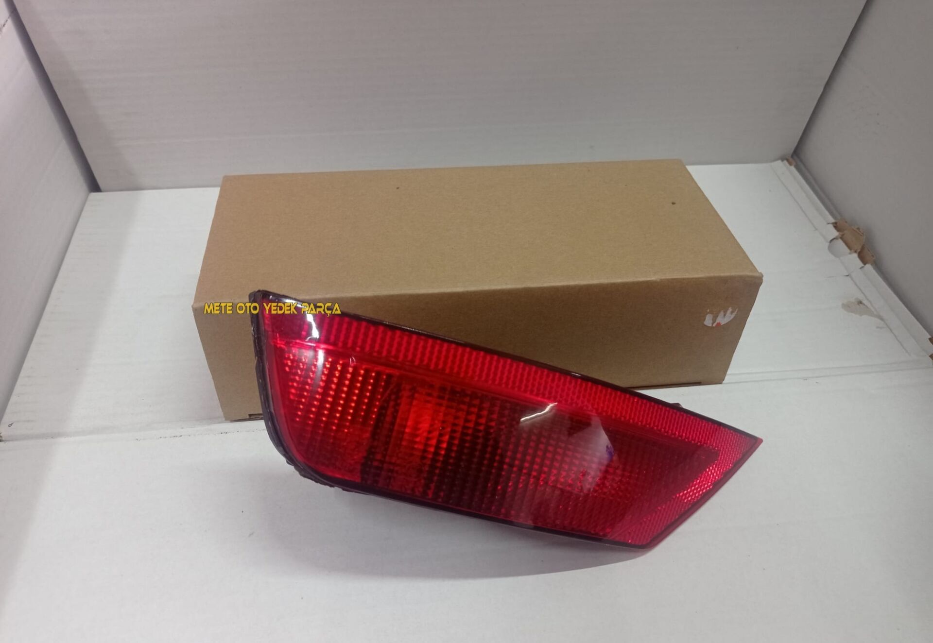 Ford Ecosport Arka Lens Reflektör Sis Lambası Sol Kırmızı